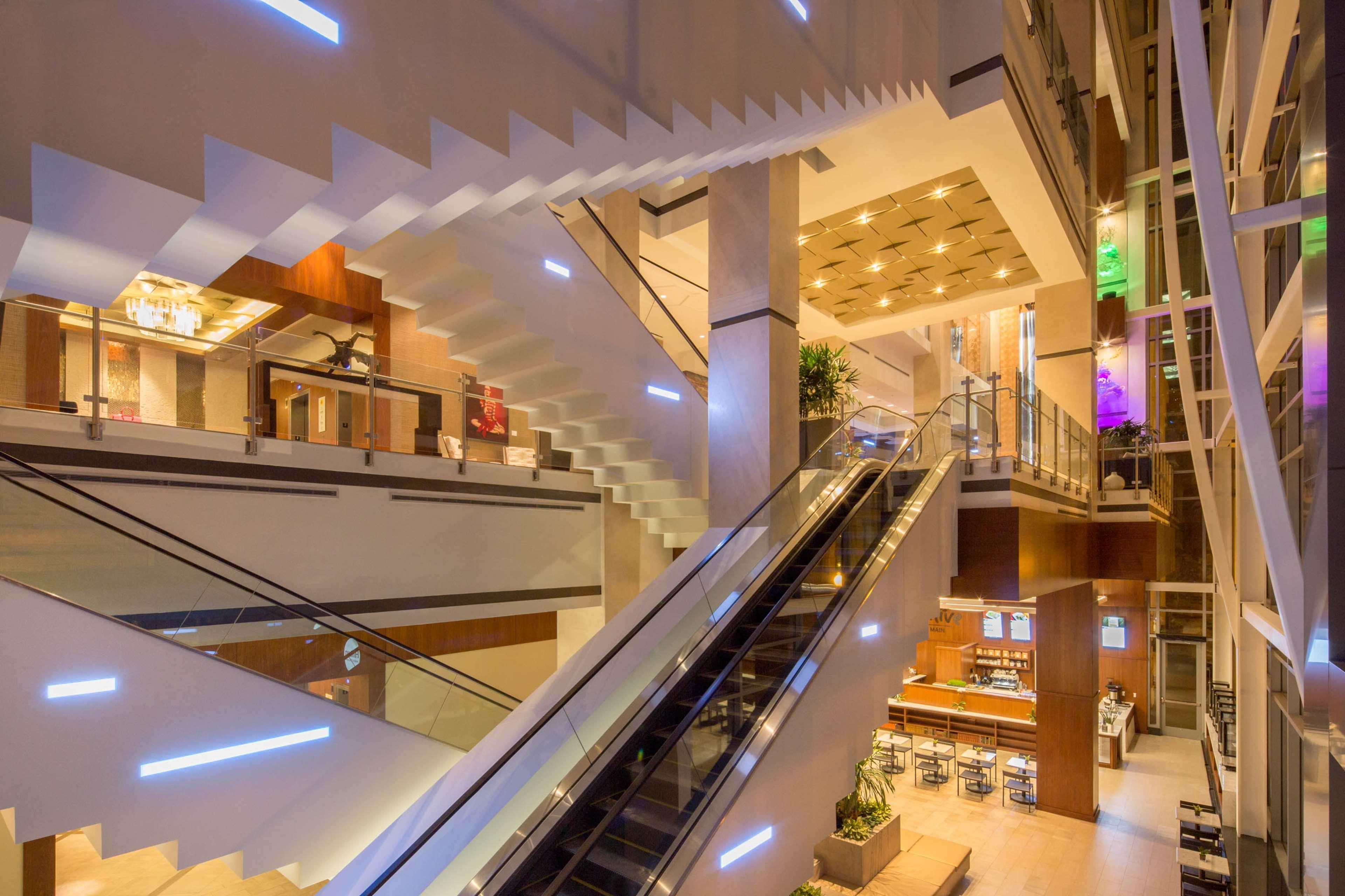 Отель Hilton Norfolk The Main Экстерьер фото