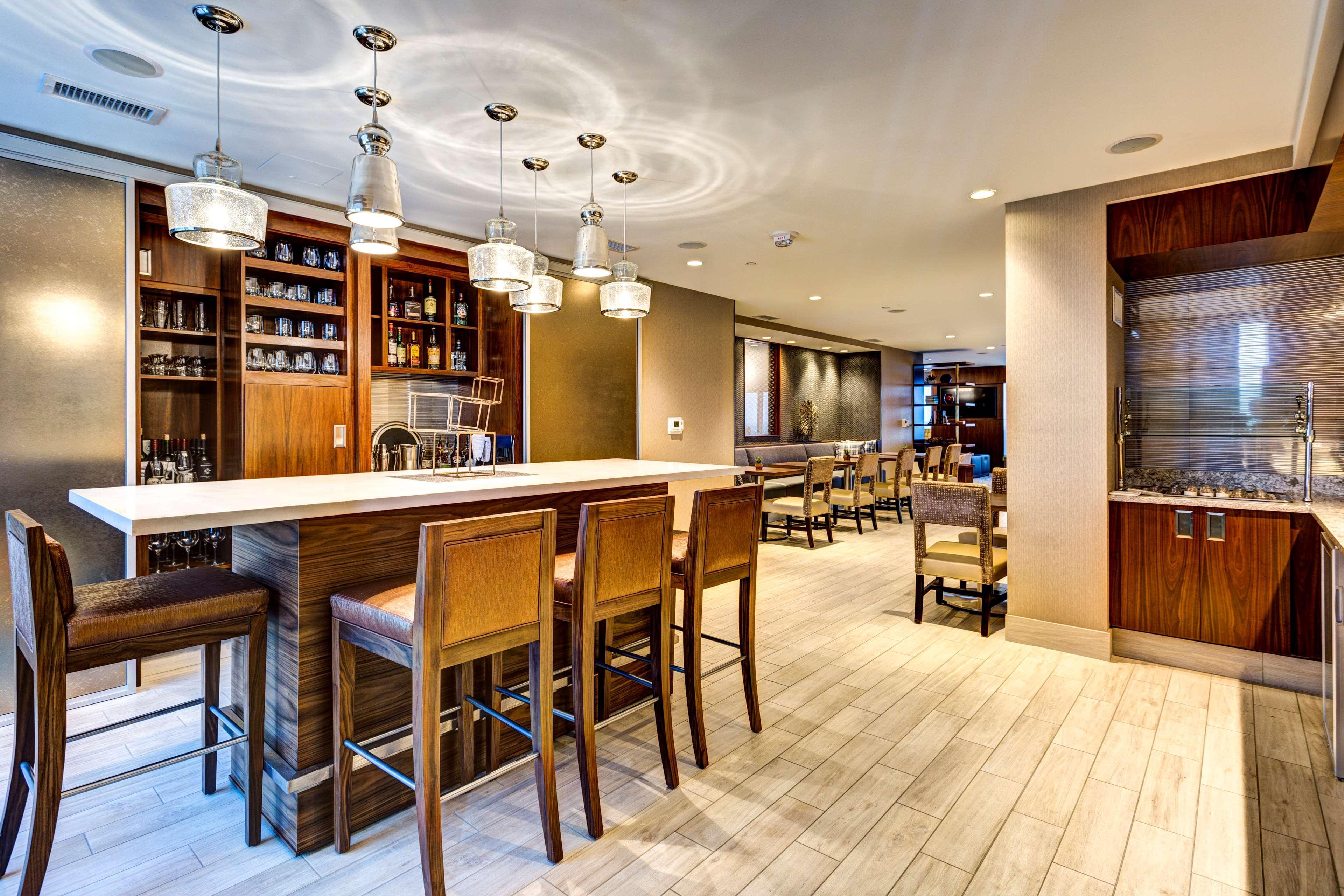 Отель Hilton Norfolk The Main Экстерьер фото