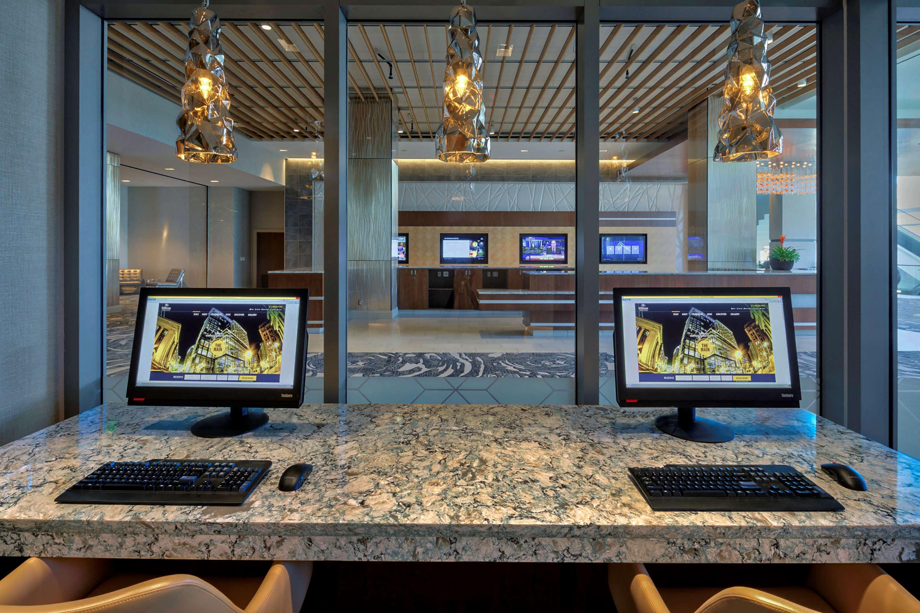 Отель Hilton Norfolk The Main Экстерьер фото
