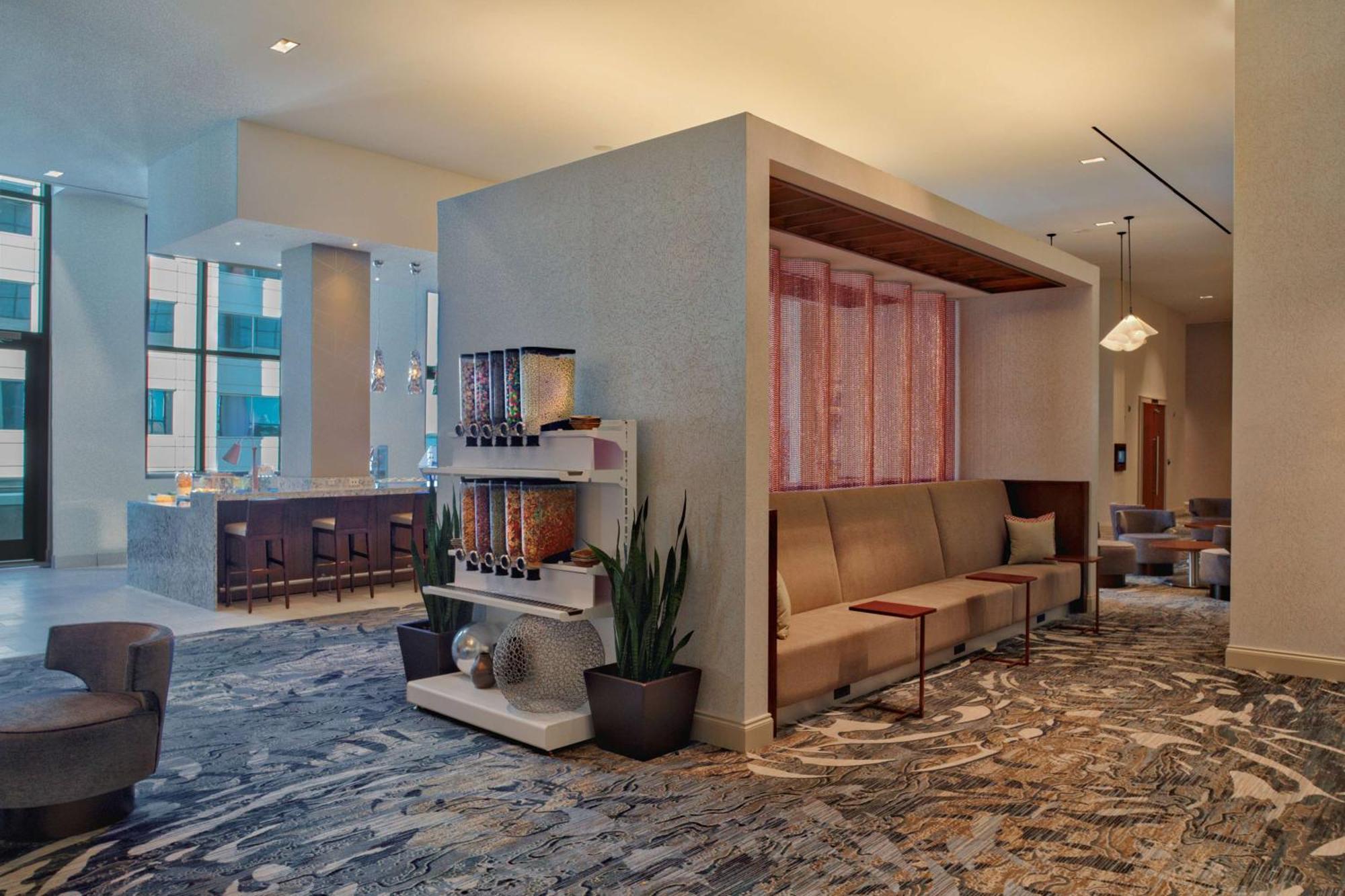 Отель Hilton Norfolk The Main Экстерьер фото