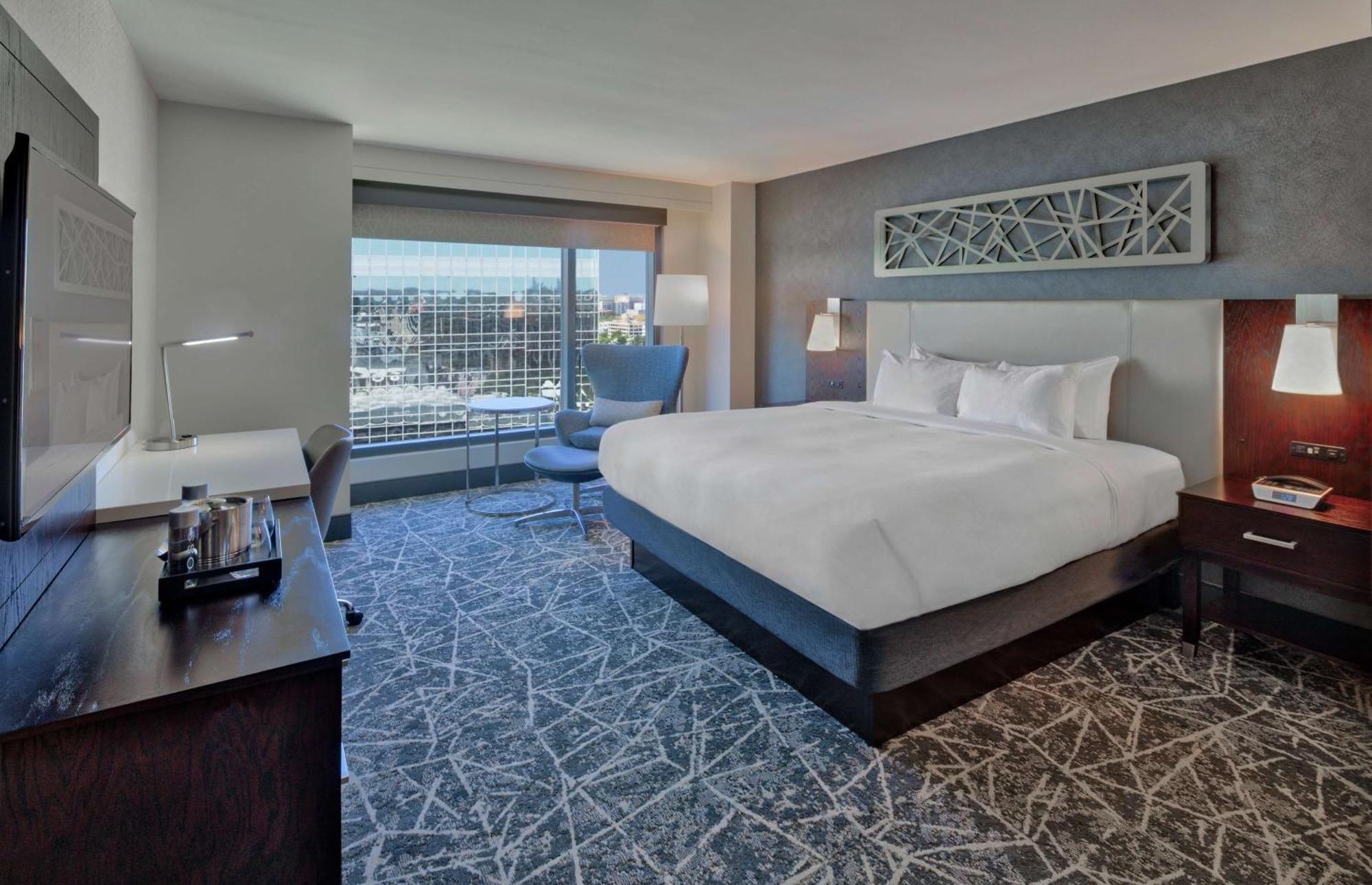 Отель Hilton Norfolk The Main Экстерьер фото